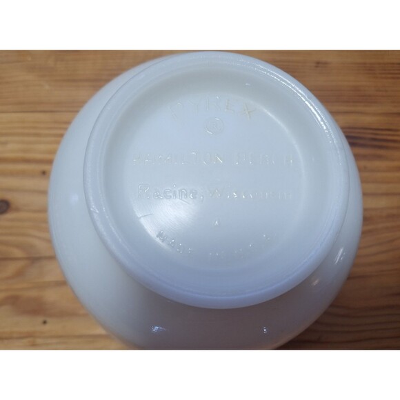 Vintage White Pyrex Glass Mixing Bowl #4 Pour Spout Hamilton Beach 6.25" X 4.5" - Picture 7 of 8